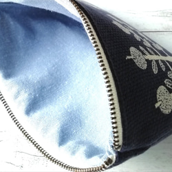ミナペルホネン,ringo 刺繍生地リネンのフラットポーチ/ネイビー 6枚目の画像
