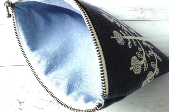 ミナペルホネン,ringo 刺繍生地リネンのフラットポーチ/ネイビー 6枚目の画像