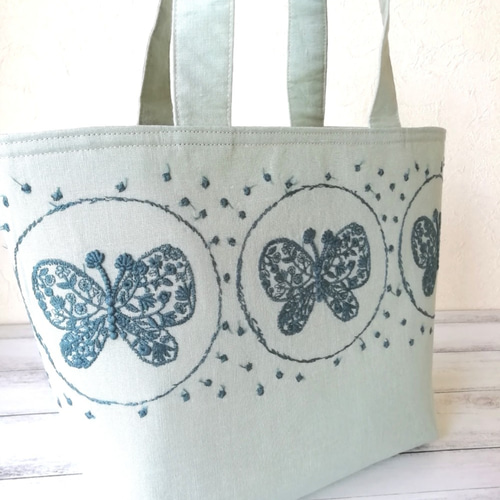 ミナペルホネンの蝶の刺繍入りバッグ ミナペルホネンの蝶の刺繍入りバッグ