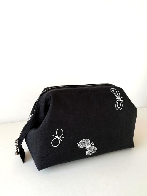 ミナペルホネン,choucho 刺繍生地,かぱっとワイヤーポーチM/チャコール  