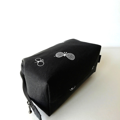 ミナペルホネン,choucho 刺繍生地,かぱっとワイヤーポーチM/チャコール  