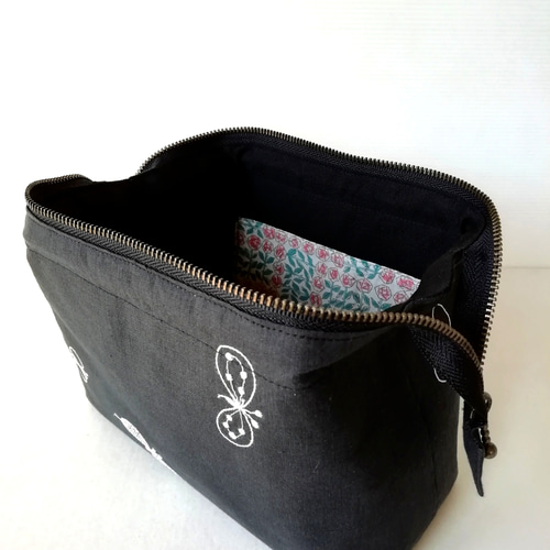 ミナペルホネン,choucho 刺繍生地,かぱっとワイヤーポーチM/チャコール  