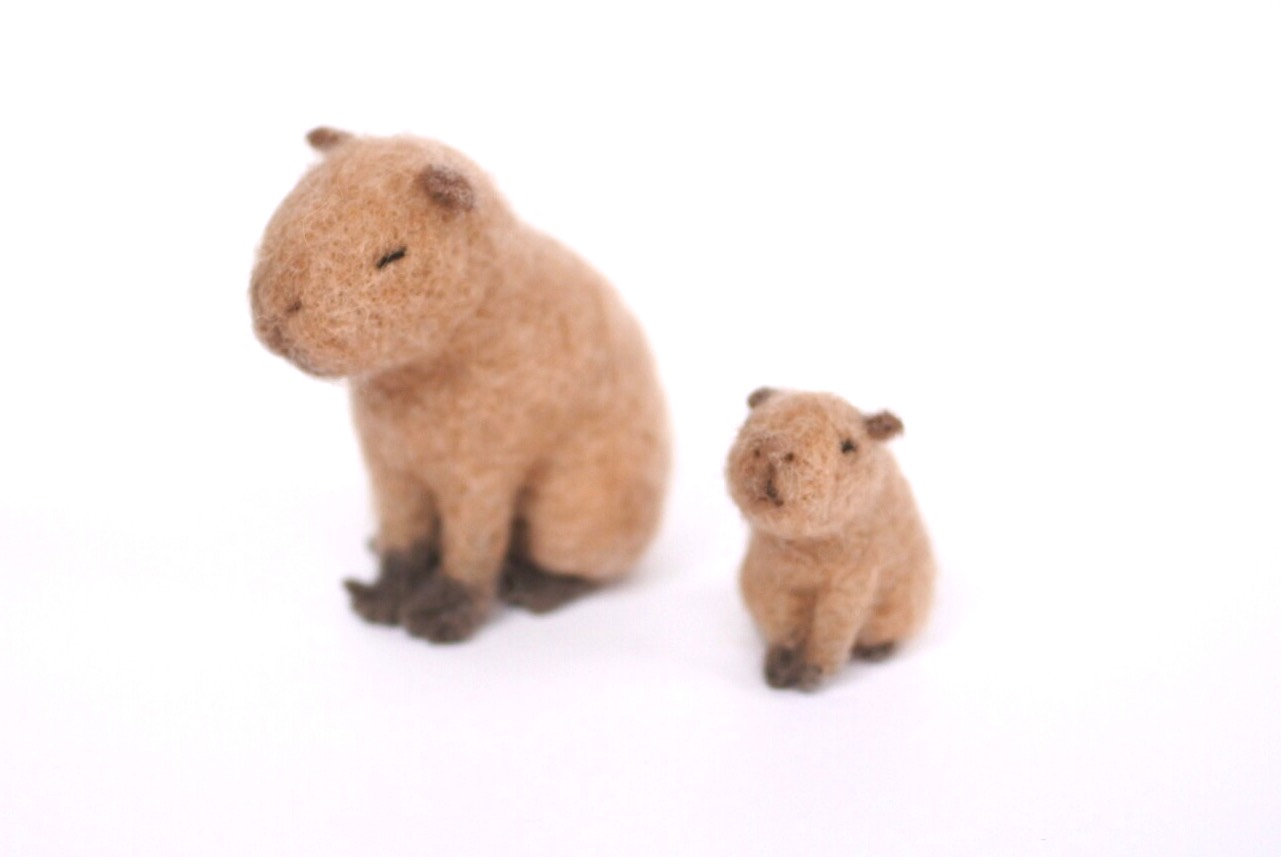 穏やかなカピバラ 2号 ぬいぐるみ ハンドメイド 海外作家様 部屋