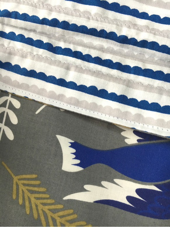 リバーシブル巾着袋（小） 青い鳥と波のボーダー 4枚目の画像
