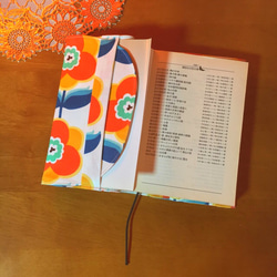 レトロポップな東欧フラワーの文庫本ブックカバー（オレンジ） 5枚目の画像