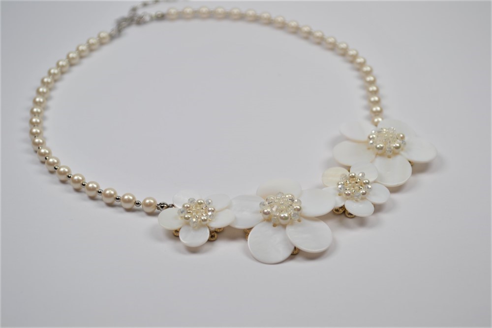 フラワーシェル　ネックレス　ホワイト