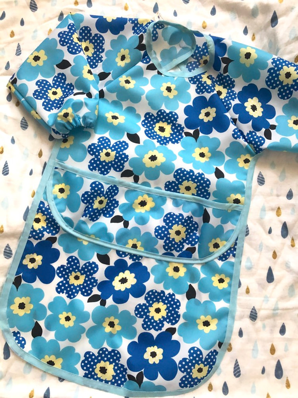 北欧風 水玉Flower 半袖/長袖 お食事エプロン ロングタイプ (ブルー) 1枚目の画像