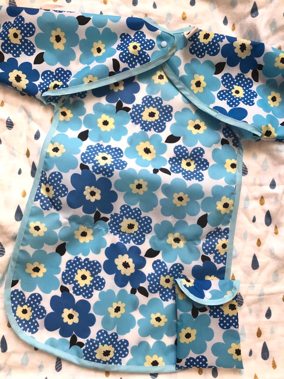 北欧風 水玉Flower 半袖/長袖 お食事エプロン ロングタイプ (ブルー) 2枚目の画像