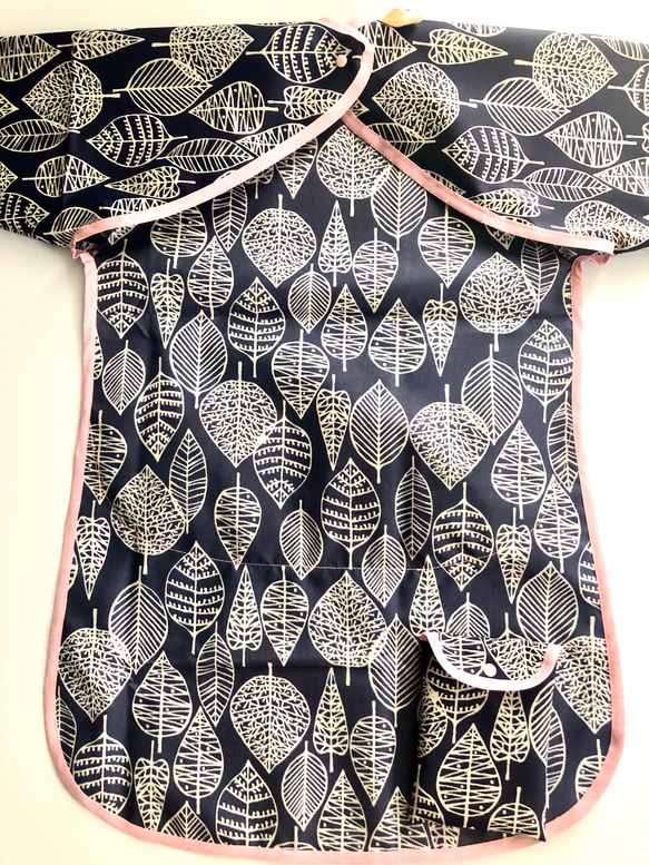 Leaf 半袖/長袖 お食事エプロン ロングタイプ(ネイビー・イエロー・グリーン) 2枚目の画像
