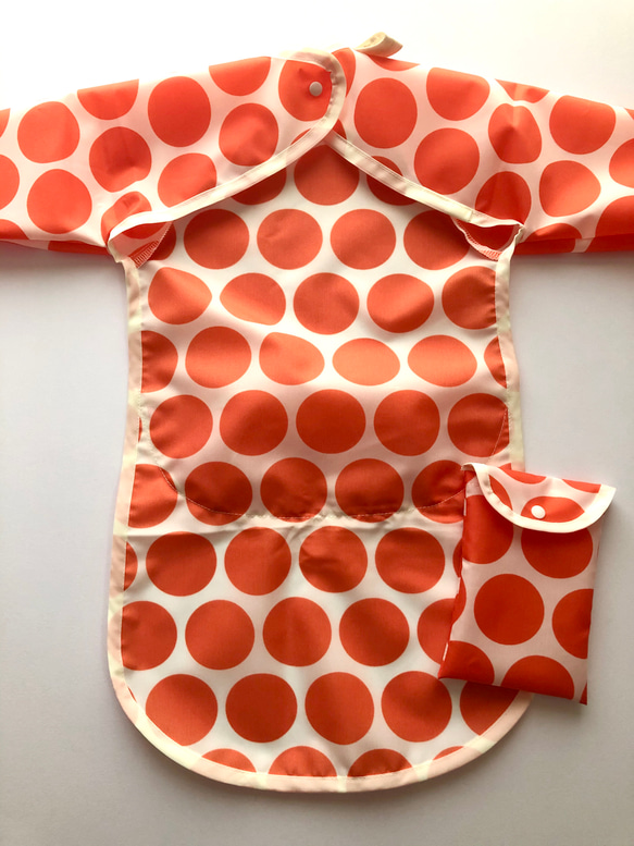 大きなドット 半袖/長袖 お食事エプロン ロングタイプ(オレンジ) 2枚目の画像