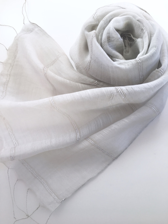 *白×白灰色*柔軟的絲綢披肩 第1張的照片