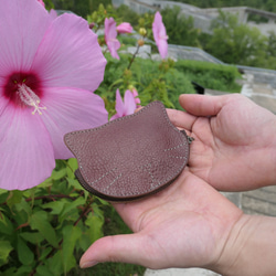 猫モチーフの本革コイン＆カードケース / tama -brown- 2枚目の画像