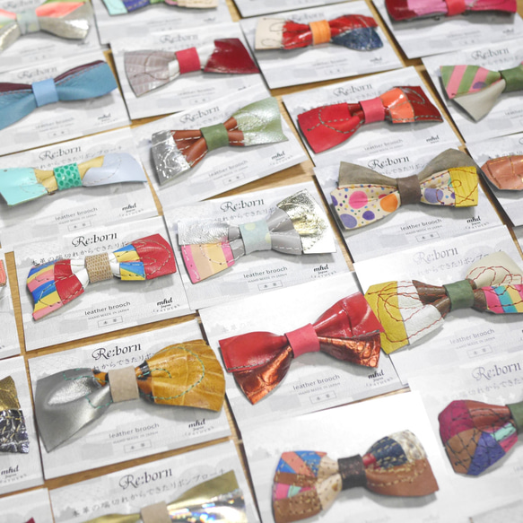 【送料無料】本革の端切れからできたリボンブローチ / Re:born (ランダム３個１セット-カラフル系/ポップ系-) 1枚目の画像