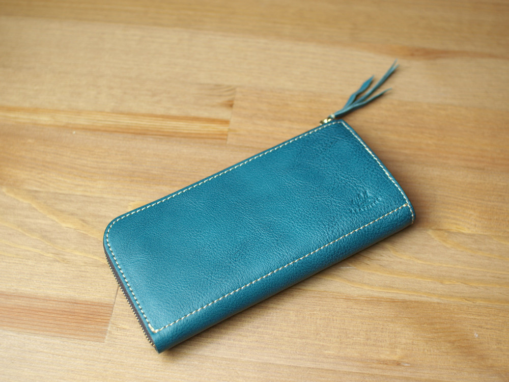 使いやすさと収納力を両立したL型長財布 / titLe -turquoiseblue-