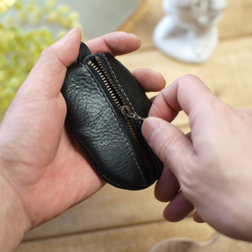 コーヒー豆形状のカラビナ付きコインケース / mame -black- 小銭入れ