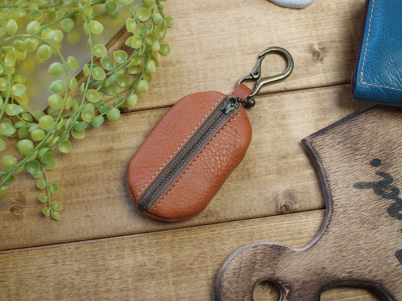 コーヒー豆形状のカラビナ付きコインケース / mame -camel- 1枚目の画像