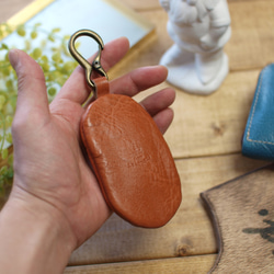 コーヒー豆形状のカラビナ付きコインケース / mame -camel- 2枚目の画像