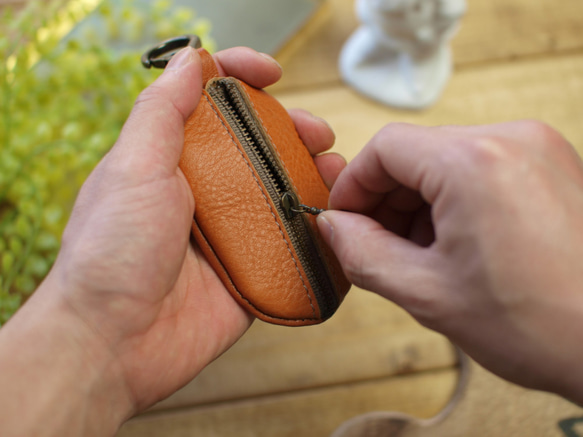 コーヒー豆形状のカラビナ付きコインケース / mame -camel- 3枚目の画像