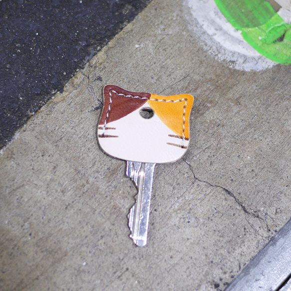 ちいさな存在感の猫型キーキャップchobi -みけA- 5枚目の画像