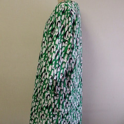 【セール品】密なペンギン柄プリントラウンドネック７分丈袖ワンピース 両脇ポケット付き Ｍ～Ｌサイズ グリーン色 5枚目の画像