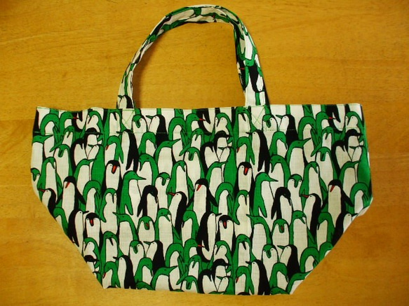 【セール品】密なペンギン柄プリント トートバック  綿１００％ 4枚目の画像