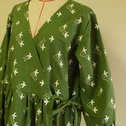 【在庫無し】【セール品】鳥刺繍ステッチ柄ローブ風カシュクールワンピース  M~Ｌサイズ カーキ色 3枚目の画像