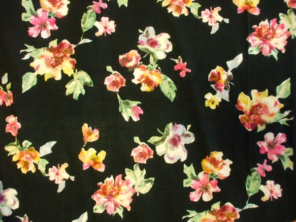 【セール品】花柄プリント ローブ風カシュクールワンピース  Ｍ～Ｌサイズ 黒色 7枚目の画像