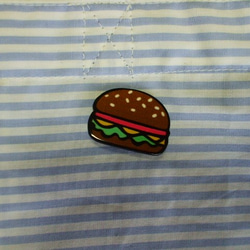 【セール品】白×水色ストライプ柄 フリル付きエコバック 肩掛けOK！ハンバーガーのバッジ付き 3枚目の画像