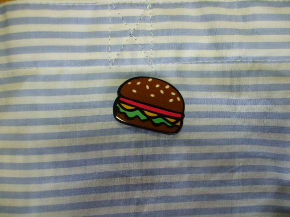 【セール品】白×水色ストライプ柄 フリル付きエコバック 肩掛けOK！ハンバーガーのバッジ付き 3枚目の画像