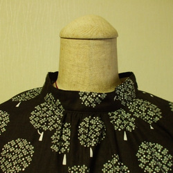 北欧風 木柄プリント ハイネック ギャザー袖８～９分丈袖プルオーバー M~LLサイズ こげ茶色 2枚目の画像