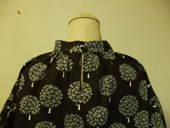 北欧風 木柄プリント ハイネック ギャザー袖８～９分丈袖プルオーバー M~LLサイズ こげ茶色 6枚目の画像