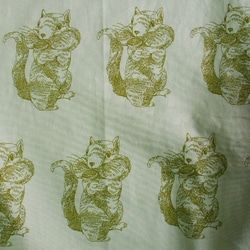 リス柄プリント ラウンドネック７分丈袖ワンピース 両脇ポケット付き Ｌサイズ 薄いグリーン色 受注生産 5枚目の画像