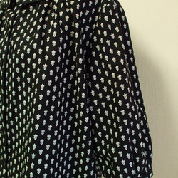 黒地×プロヴァンス風柄プリント 小さいショールカラーのブラウス 着丈６４ｃｍ Ｓ～Ｍサイズ 綿シーチング 受注生産 4枚目の画像