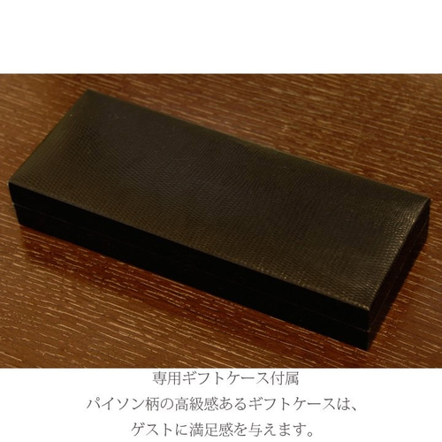 【アンティーク】 花柄彫刻 携帯用筆記具　金属製 御下賜品 銀製鴛鴦彫金置物 草花蒔絵台付 | 古美術ささき