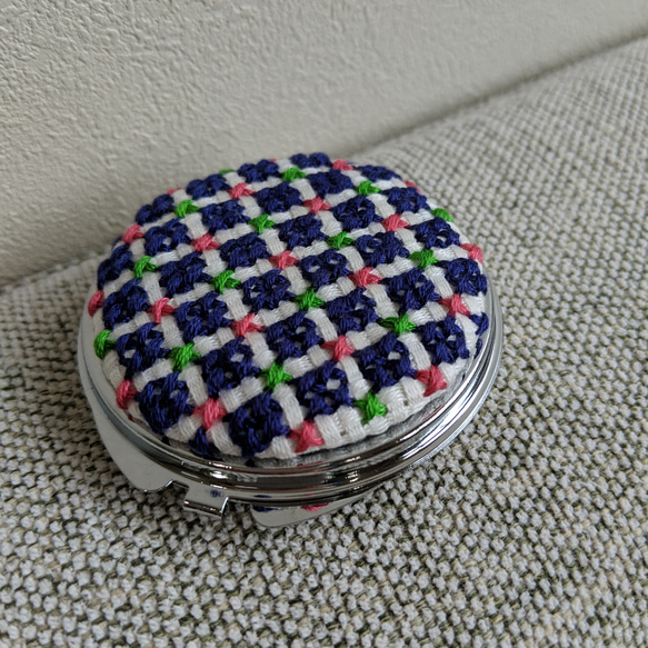 刺繍コンパクトミラー 2枚目の画像