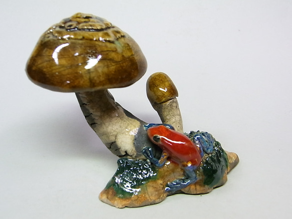 ◇『きのこにイチゴヤドクガエル』(茸,蛙)　atelier_juni 