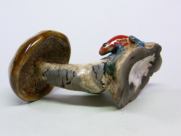 ◇『きのこにイチゴヤドクガエル』(茸,蛙)　atelier_juni 