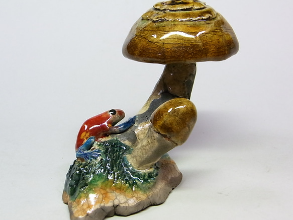 ◇『きのこにイチゴヤドクガエル』(茸,蛙)　atelier_juni 