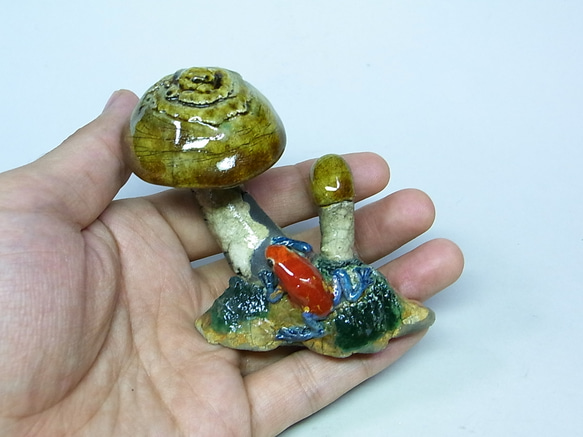 ◇『きのこにイチゴヤドクガエル』(茸,蛙)　atelier_juni 