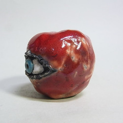 ◇『目がある林檎（りんご）』 魔界のおみやげ屋 -atelier_juniの陶芸細工- 2枚目の画像