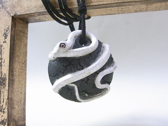 ◇『白蛇のペンダント』 魔界のおみやげ屋 -atelier_juniの陶芸細工- 3枚目の画像
