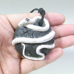 ◇『白蛇のペンダント』 魔界のおみやげ屋 -atelier_juniの陶芸細工- 8枚目の画像