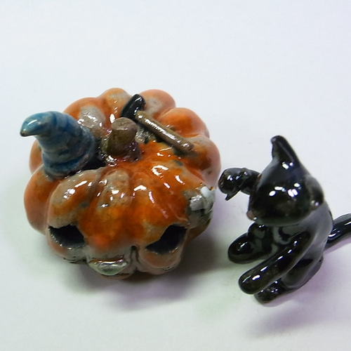 ◇『ハロウィンのかぼちゃを彫る黒猫』 atelier_juni 陶芸細工 その他