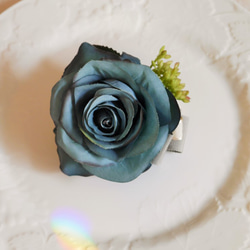 特別な日のコサージュ～アンティークブルーのバラ～ 2枚目の画像