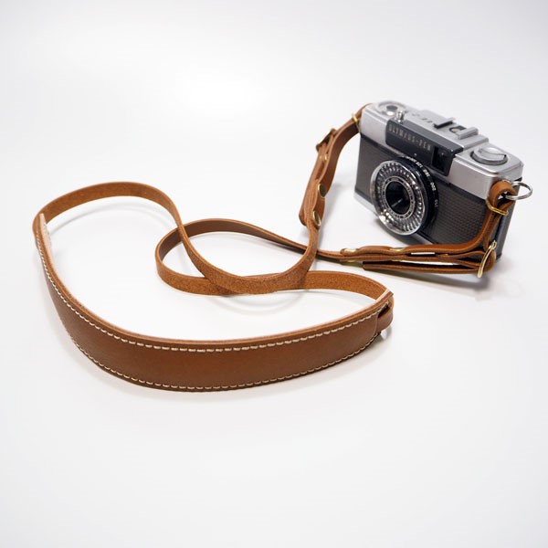 カメラストラップ/おしゃれ/デジカメ/コンパクトカメラ用の金具付き/オイルヌメ革/キャメル系ブラウン