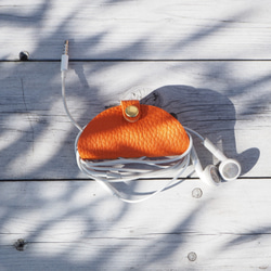 iPhoneやスマホ、携帯ラジオ、ウオークマンに シュリンクレザー 手作りイヤホンホルダー オレンジ【受注生産】 1枚目の画像