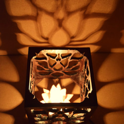 木製蓮華透かし細工灯り箱 4枚目の画像