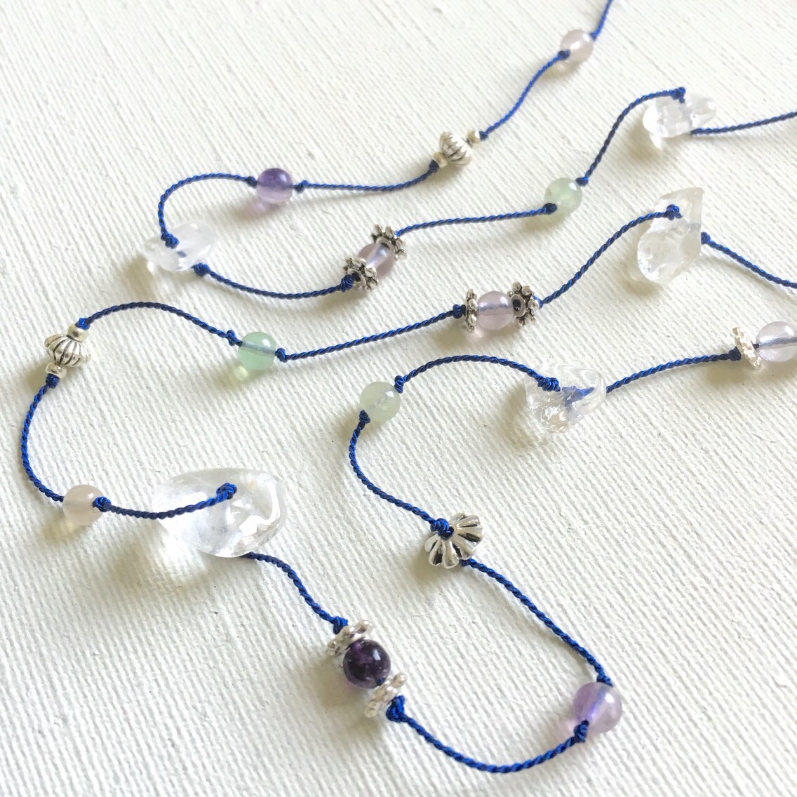 スカイブルーのシルクネックレス