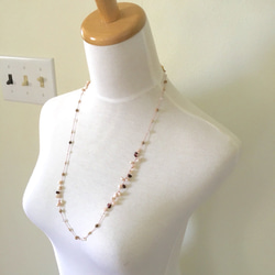 桜色のシルク糸とガーネット&パールのネックレス 2枚目の画像