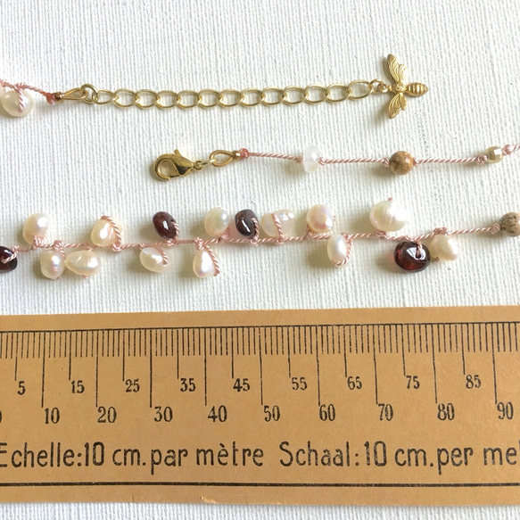 桜色のシルク糸とガーネット&パールのネックレス 4枚目の画像